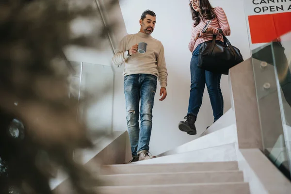 Lässige Männer Und Frauen Gehen Die Treppe Hinunter Ein Modernes — Stockfoto