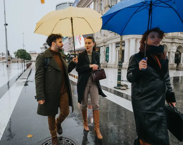 Partner Commerciali Che Discutono Progetto Una Giornata Piovosa Sotto Ombrello — Foto Stock