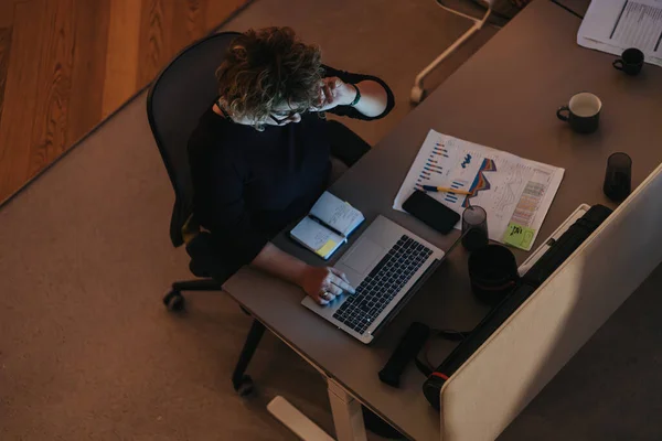 ラップトップ ドキュメント コーヒーを備えたデスクで働く集中的なビジネスウーマンを見ると よく組織されたオフィススペースで — ストック写真