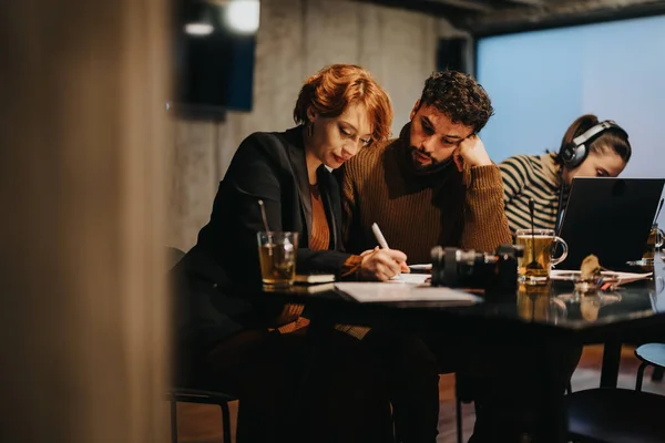 Successful Business Team Working Late Night Corporate Office Revenue Growth — Stock Photo, Image