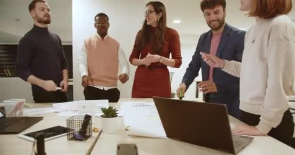 Завершивши Проект Бізнес Колеги Знаходять Успіх Його Прийнятті Своєчасній Компенсації — стокове відео