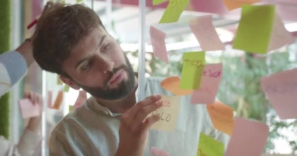 Diverse Mitarbeiter Arbeiten Büro Zusammen Brainstorming Ideen Für Multiethnische Teams — Stockvideo