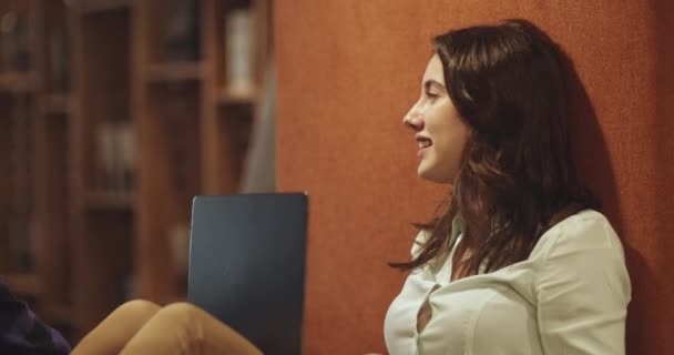 Göz Kamaştırıcı Bayan Çalışan Erkek Arkadaşıyla Sohbet Ediyor Yan Yana — Stok video