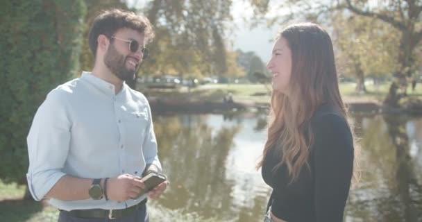 Студент Студентка Колледжа Беседуют Живописном Озере Солнечном Парке Наслаждаются Окружающей — стоковое видео