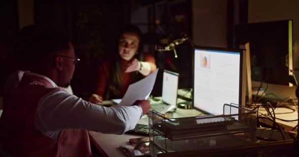 Generationenübergreifende Teamarbeit Verbrennt Das Mitternachtsöl Brainstorming Von Ideen Und Problemlösungen — Stockvideo