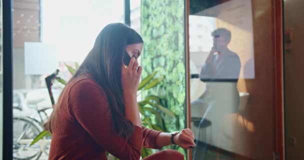 Оживленном Офисе Деловая Женщина Ведет Переговоры Проектах Сотрудники Обрабатывают Звонки — стоковое видео
