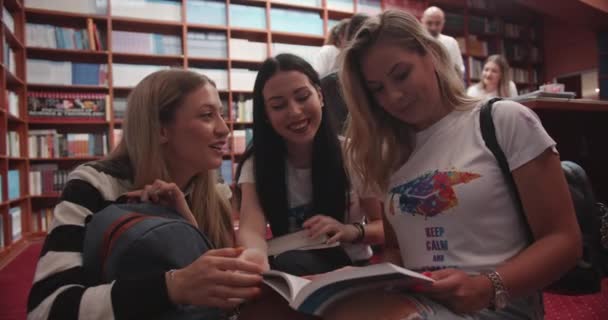 Kütüphanede Oturan Sınava Hazırlanmak Için Kitapları Karıştıran Bir Grup Öğrenciyi — Stok video