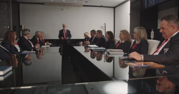 Корпоративній Залі Старші Менеджери Збираються Обговорення Важливих Питань Бізнесу Вони — стокове відео