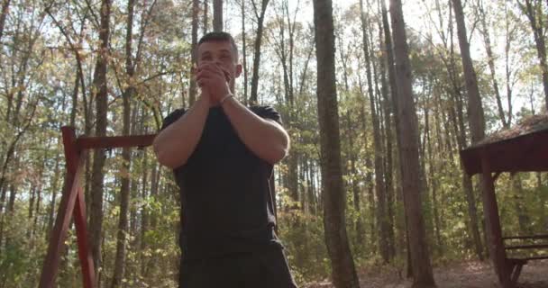 Homme Actif Punching Air Pendant Entraînement Cardio Plein Air Dans — Video