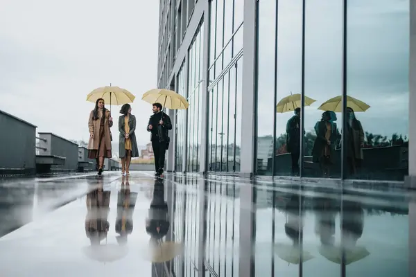 Skupina Tří Přátel Viděn Těší Rozhovor Při Chůzi Žlutými Deštníky — Stock fotografie