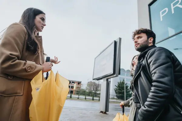 Alışveriş Çantalı Genç Yetişkinler Şehir Caddesinde Sohbet Ediyorlar — Stok fotoğraf