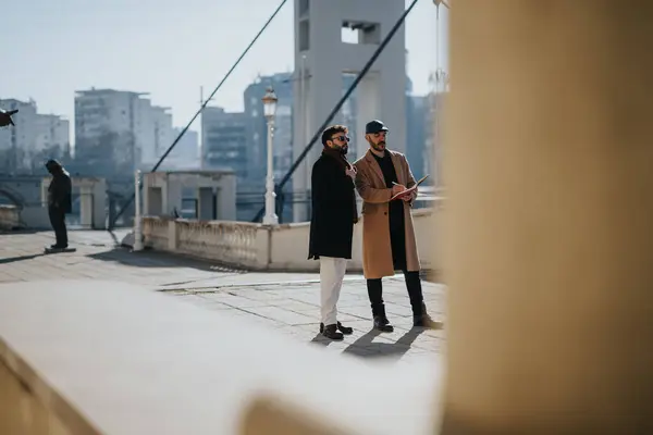 Şık Adamları Şehir Arkaplanı Olan Bir Köprüde Sohbet Ediyorlar Güneş — Stok fotoğraf