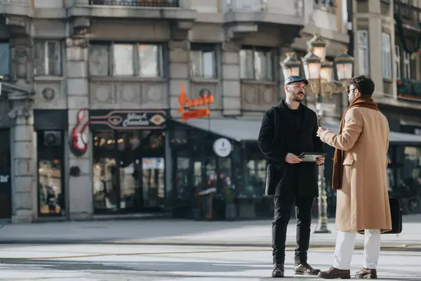 Modaya Uygun Adam Bir Şehir Caddesinde Konuşuyor Şehir Yaşam Tarzı — Stok fotoğraf