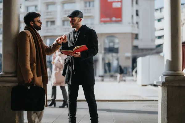 Deux Professionnels Masculins Mode Engagent Dans Une Discussion Tout Travaillant — Photo