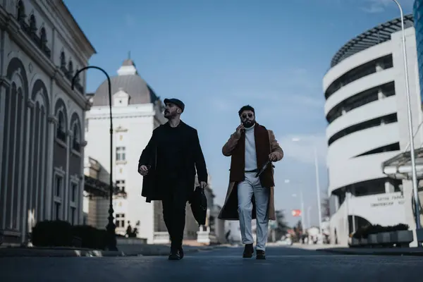 Deux Hommes Mode Marchent Avec Confiance Dans Rue Ville Des — Photo