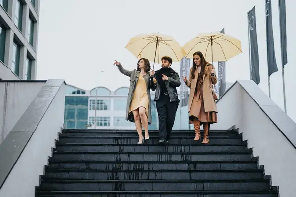 Três Colegas Negócios Com Guarda Chuvas Nas Escadas Cidade Chuvosa — Fotografia de Stock
