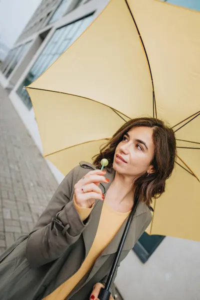 Young Woman Yellow Umbrella Cloudy Day City — Stock Photo, Image