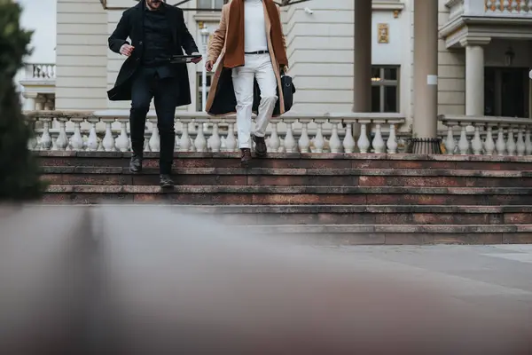 Due Uomini Professionisti Abiti Eleganti Che Camminano Insieme Fuori Edificio — Foto Stock