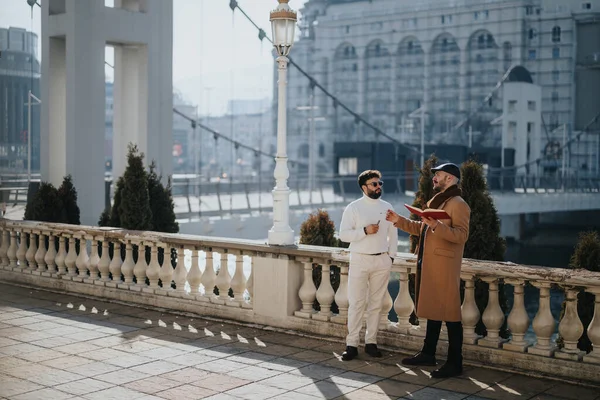 Captured Bustling Urban Environment Image Depicts Two Fashionable Men Deeply — Stock Photo, Image