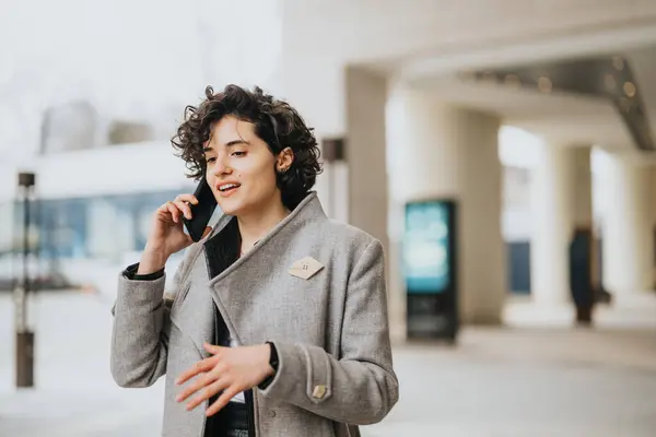 Stylowa Kobieta Stroju Biznesowym Rozmawia Przez Telefon Ufnym Spojrzeniem Ustawionym — Zdjęcie stockowe