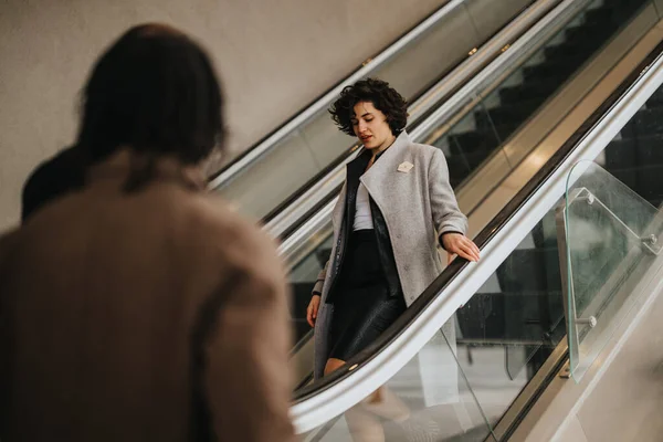 Elegant Businesswoman Commuting Escalator Showcasing Confidence Contemporary Business Attire Urban — Stock Photo, Image