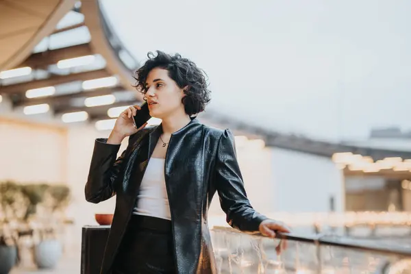 Mulher Profissional Moderna Envolvida Uma Conversa Telefônica Livre Com Trajes — Fotografia de Stock