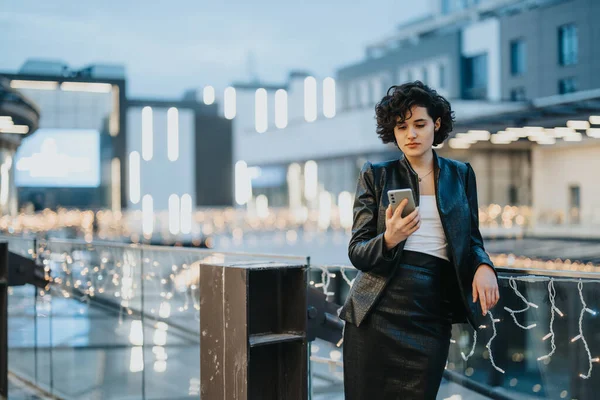 Moderní Mladá Žena Zaujata Svým Chytrým Telefonem Uprostřed Městských Večerních — Stock fotografie