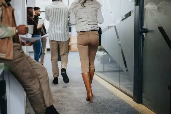 Çalışanlar Işe Geliyor Ofise Doğru Yürüyorlar — Stok fotoğraf