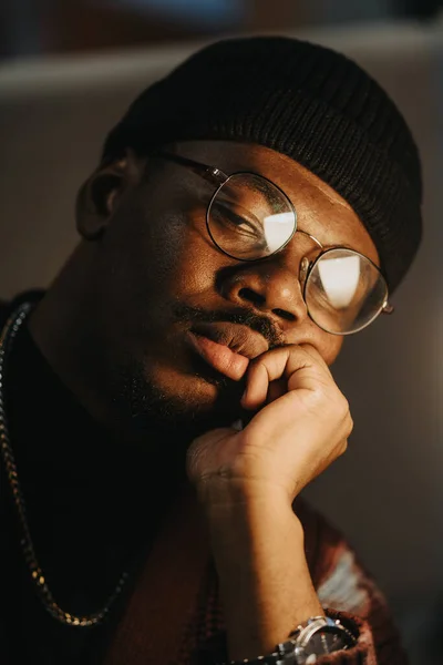 Nærbilde Pensiv Afroamerikansk Mann Med Stilige Briller Som Lener Kinnet – stockfoto