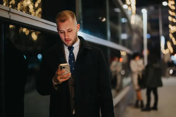 Εστιασμένη Αρσενικό Στέλεχος Χρησιμοποιώντας Ένα Έξυπνο Τηλέφωνο Ένα Δρόμο Της — Φωτογραφία Αρχείου