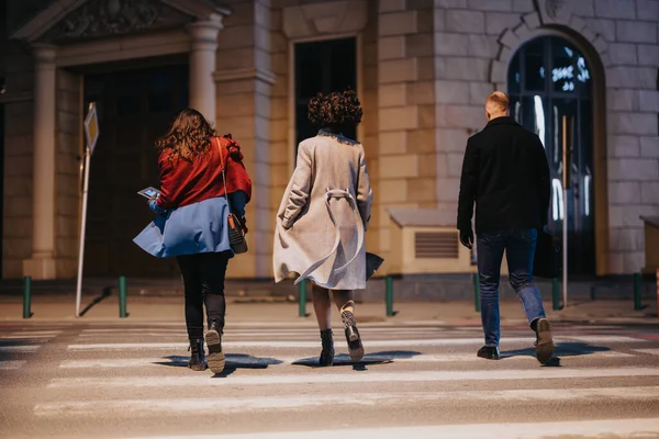 Amici Che Camminano Notte Ambiente Urbano Passeggiata Serale Informale — Foto Stock