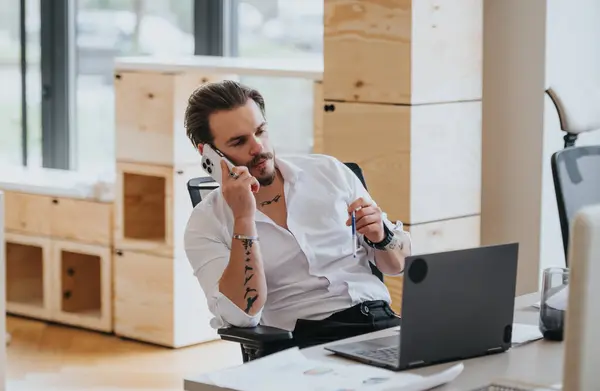 電話をする現代オフィススペースのスタイリッシュなビジネスマン — ストック写真