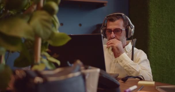 Dobře Vypadající 50S Muž Pracuje Klíně Kanceláři Pomocí Sluchátek Aby — Stock video