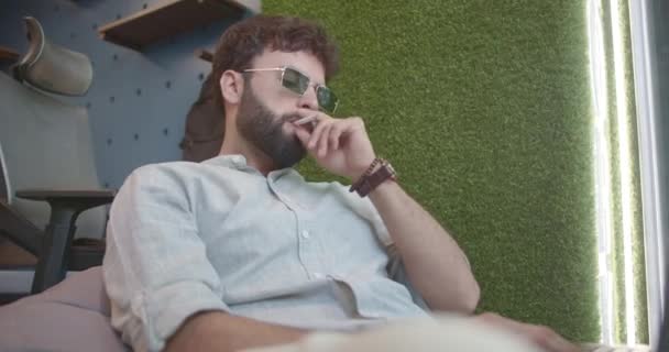 Dobrý Vzhled Obchodní Zaměstnanec Těší Cigaretu Zatímco Sedí Pohovce Prahu — Stock video