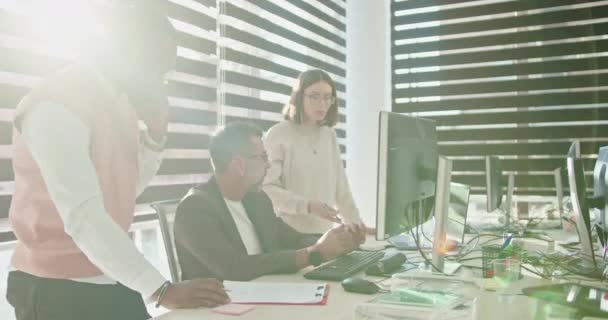 Разновозрастная Команда Профессионалов Бизнеса Сотрудничает Современном Офисе Обсуждая Стратегическое Планирование — стоковое видео