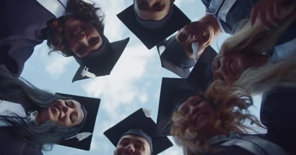 Skupina Radostných Absolventů Vysokých Škol Čepicích Kteří Stojí Kruhu Choulí — Stock video