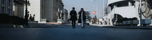 Dos Hombres Elegantes Con Atuendo Moderno Conversan Mientras Caminan Por — Foto de Stock