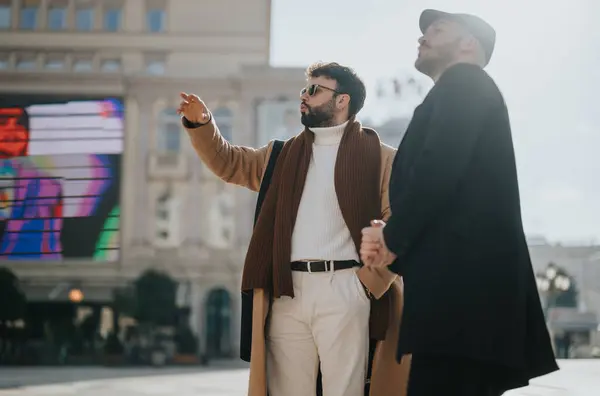 Zwei Modische Männliche Geschäftsleute Diskutierten Miteinander Während Sie Draußen Einem — Stockfoto