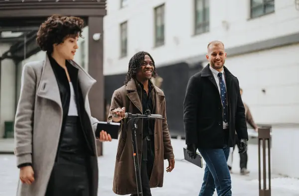 Tři Šťastní Kolegové Stylovém Zimním Oděvu Spolu Užívají Světlé Chvíle — Stock fotografie