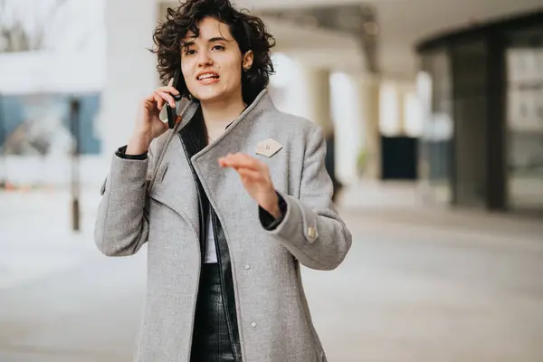 Důvěryhodná Mladá Profesionální Žena Zapojena Telefonické Konverzace Zatímco Stojí Před — Stock fotografie