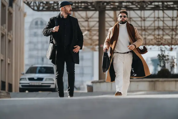 Şık Sonbahar Kıyafetleri Içinde Şık Erkekler Şehir Ortamında Güvenle Yürüyorlar — Stok fotoğraf