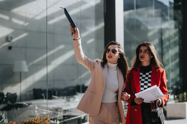 Zwei Frauen Stilvoller Businesskleidung Gehen Urbaner Umgebung Freien Spazieren — Stockfoto