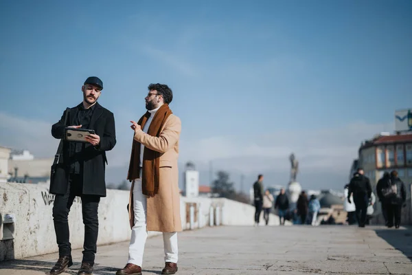 Due Uomini Alla Moda Che Discutono Affari Ponte Cittadino Una — Foto Stock