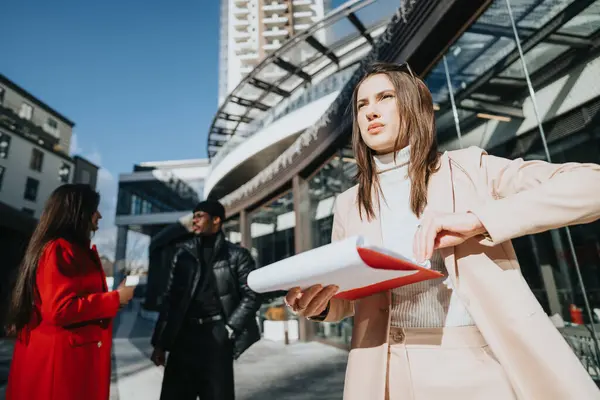 Impresionante Mujer Negocios Traje Casual Inteligente Afuera Revisando Documentos Una —  Fotos de Stock