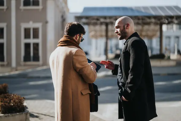 Due Uomini Professionisti Impegnati Una Conversazione Informale All Aperto Città — Foto Stock