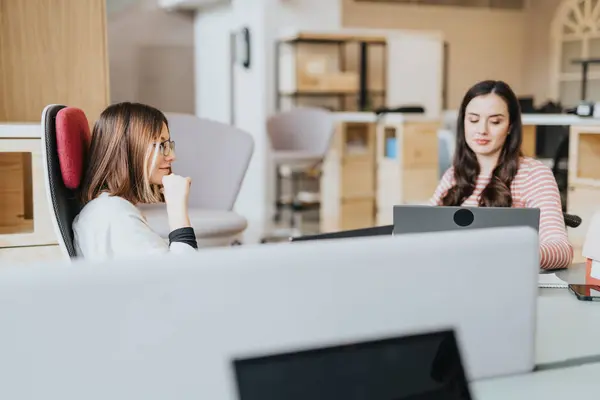 企業のオフィスの女性同僚がビジネス戦略に協力し 成功のための革新的なアイデアをブレインストーミング — ストック写真