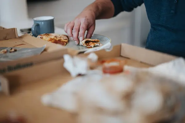 Nærbillede Person Der Henter Stykke Pizza Fra Papkasse Med Afslappet - Stock-foto