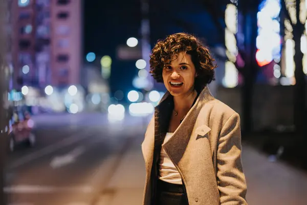Mujer Moda Que Ríe Calle Ciudad Por Noche Con Las — Foto de Stock