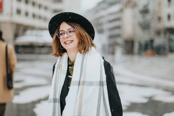 Eine Fröhliche Junge Frau Stylischer Winterkleidung Und Brille Lächelt Einem — Stockfoto