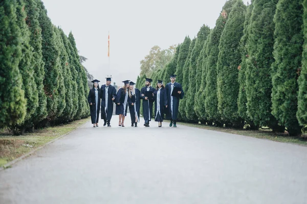Groupe Étudiants Universitaires Réunissent Dans Parc Pour Célébrer Leur Graduation — Photo